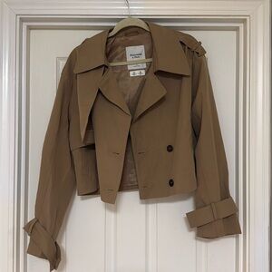 Abercrombie cropped trench, size large